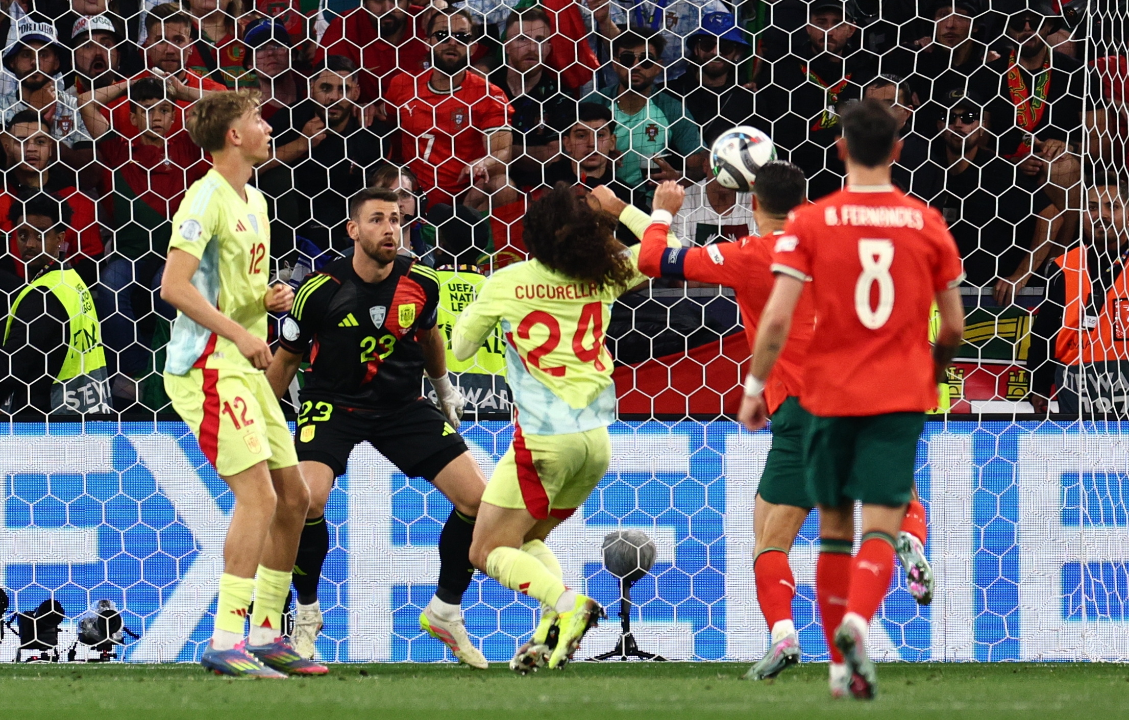 葡萄牙运动员在速降比赛中勇夺冠军