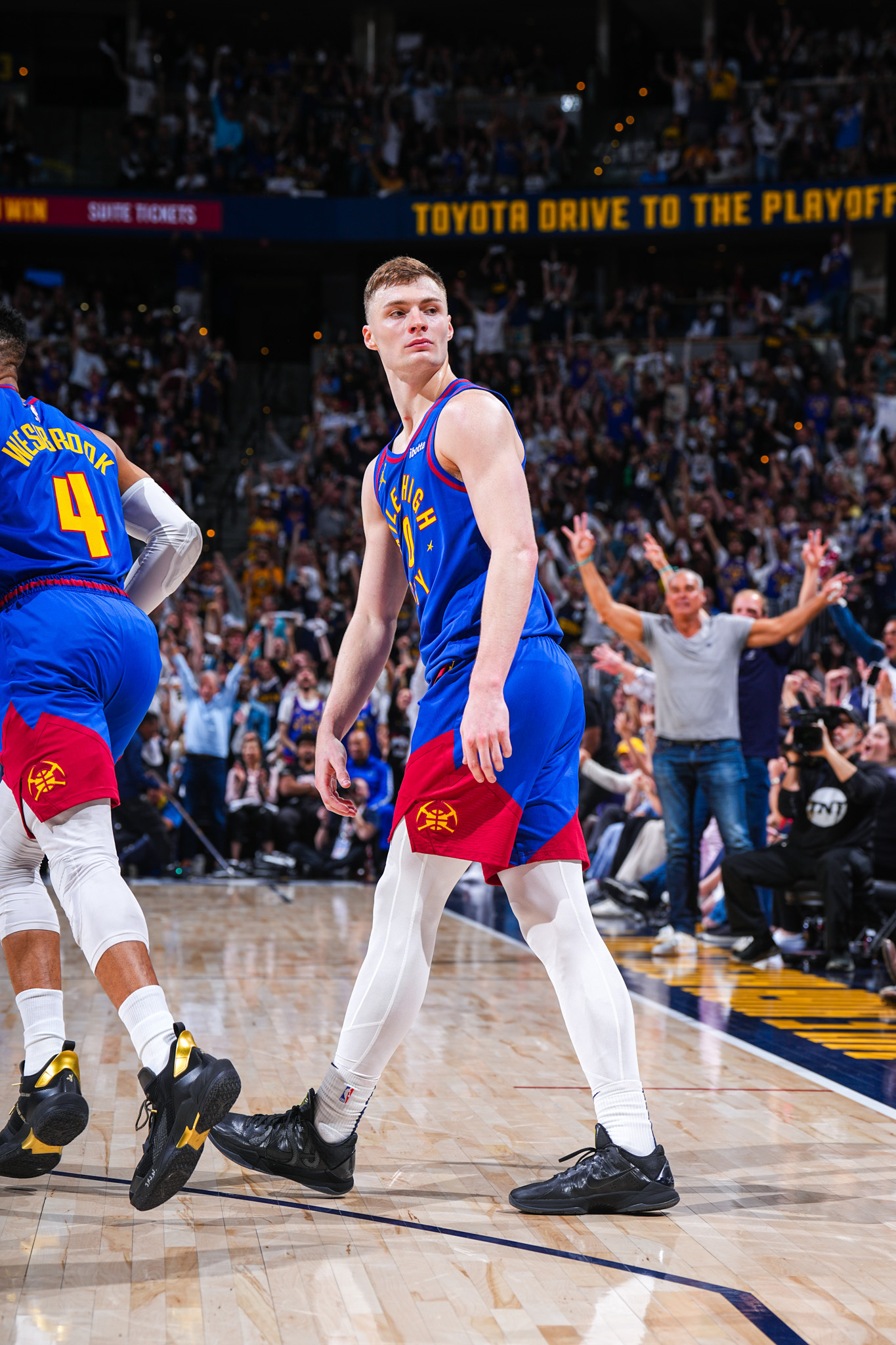 掘金队击败开拓者队晋级季后赛