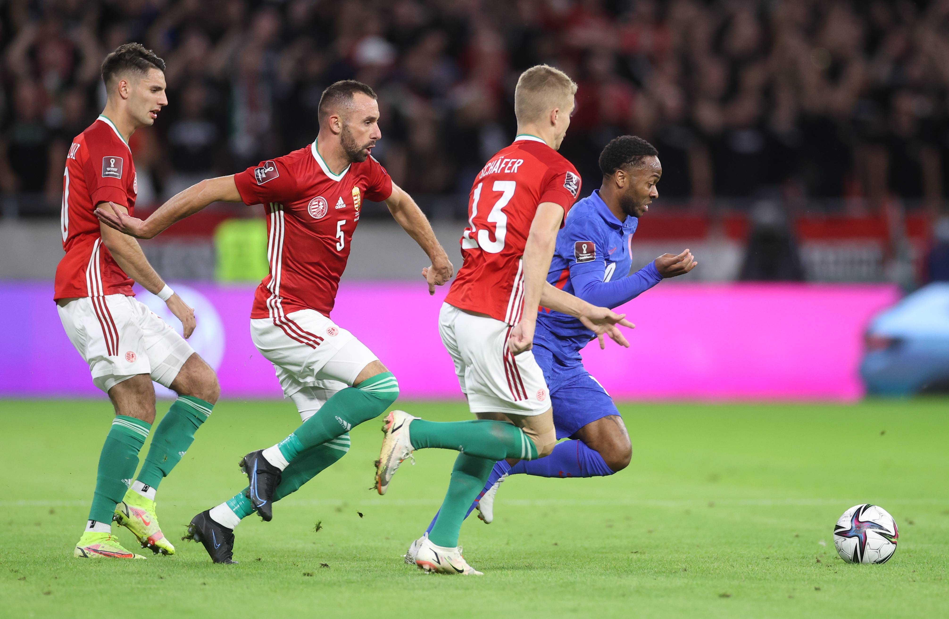 西班牙与瑞士在赛场上展开激烈比拼