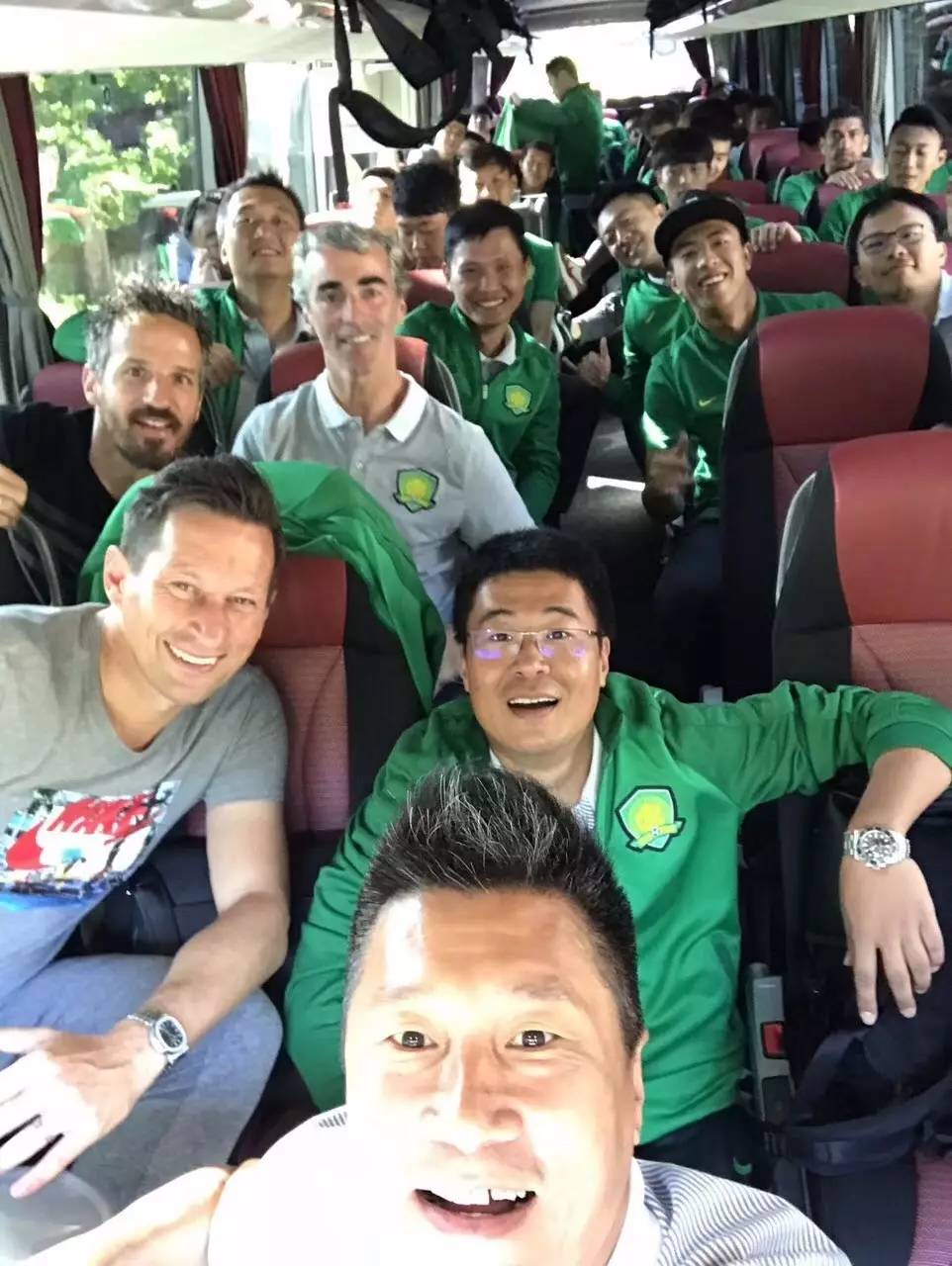 包含杜塞尔多夫队员纷纷放假，备战即将开始的词条