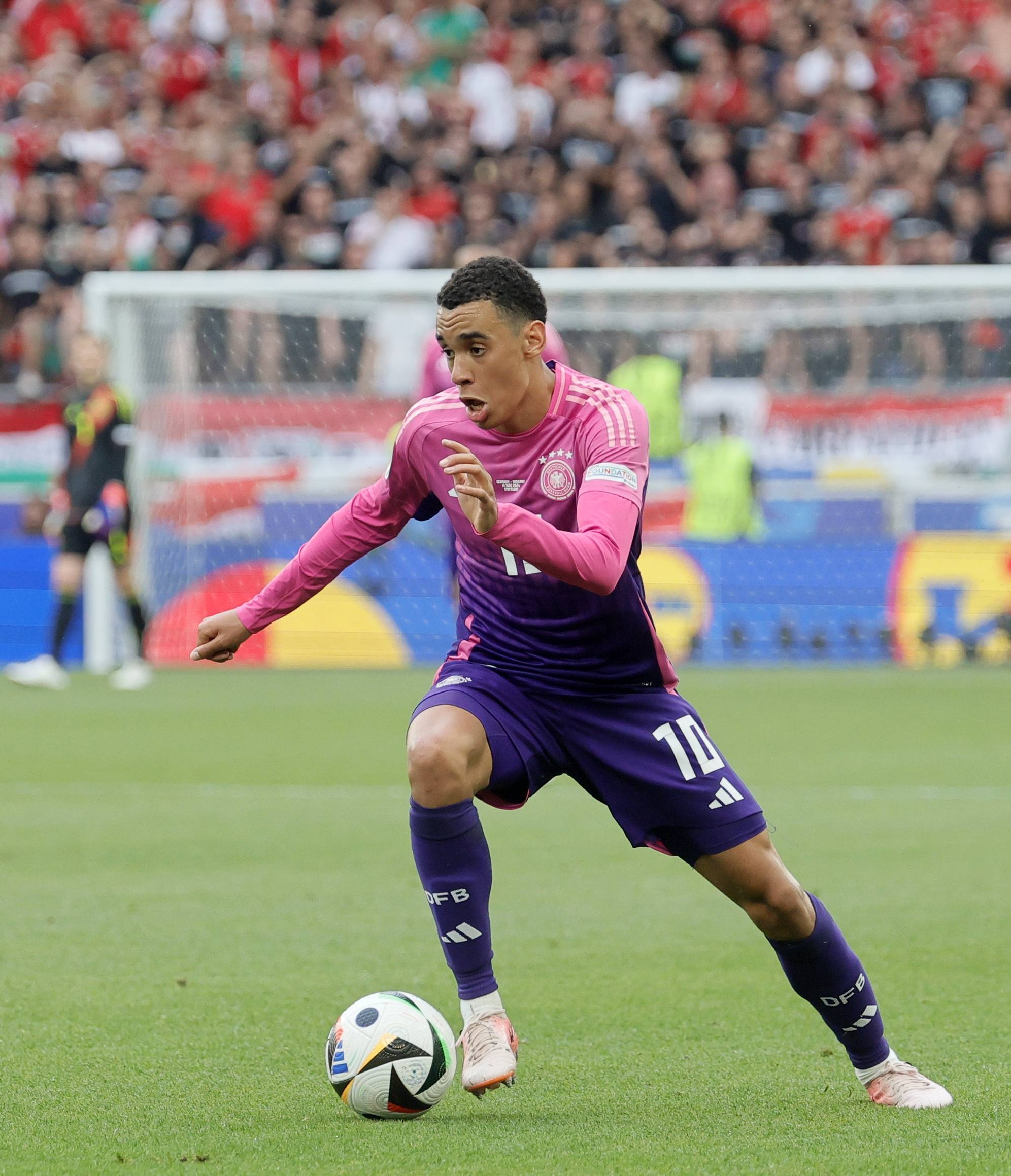 匈牙利队在主场取得关键胜利，晋级欧锦赛