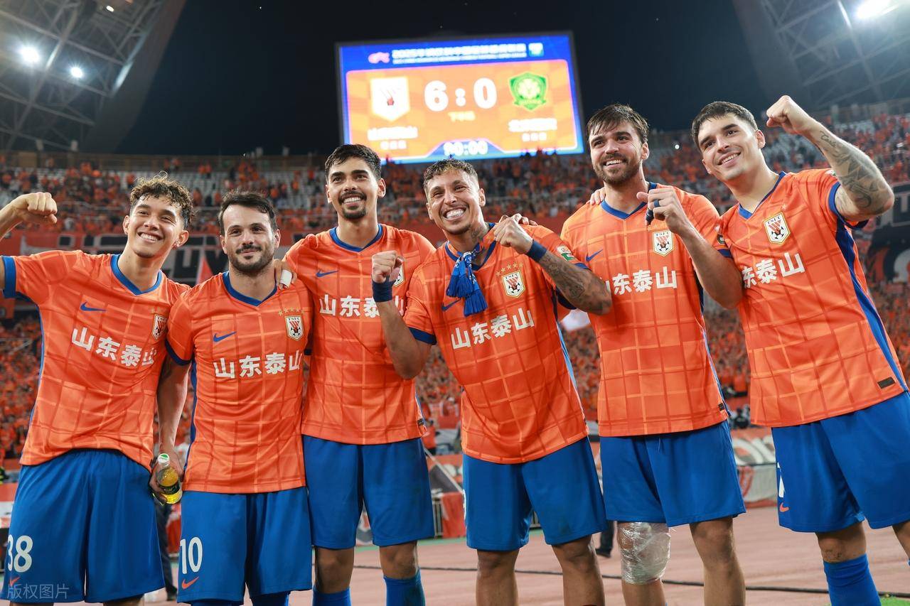 足球场上充满悬念,双方实力旗鼓相当 足球场上充满悬念,双方实力旗鼓相当