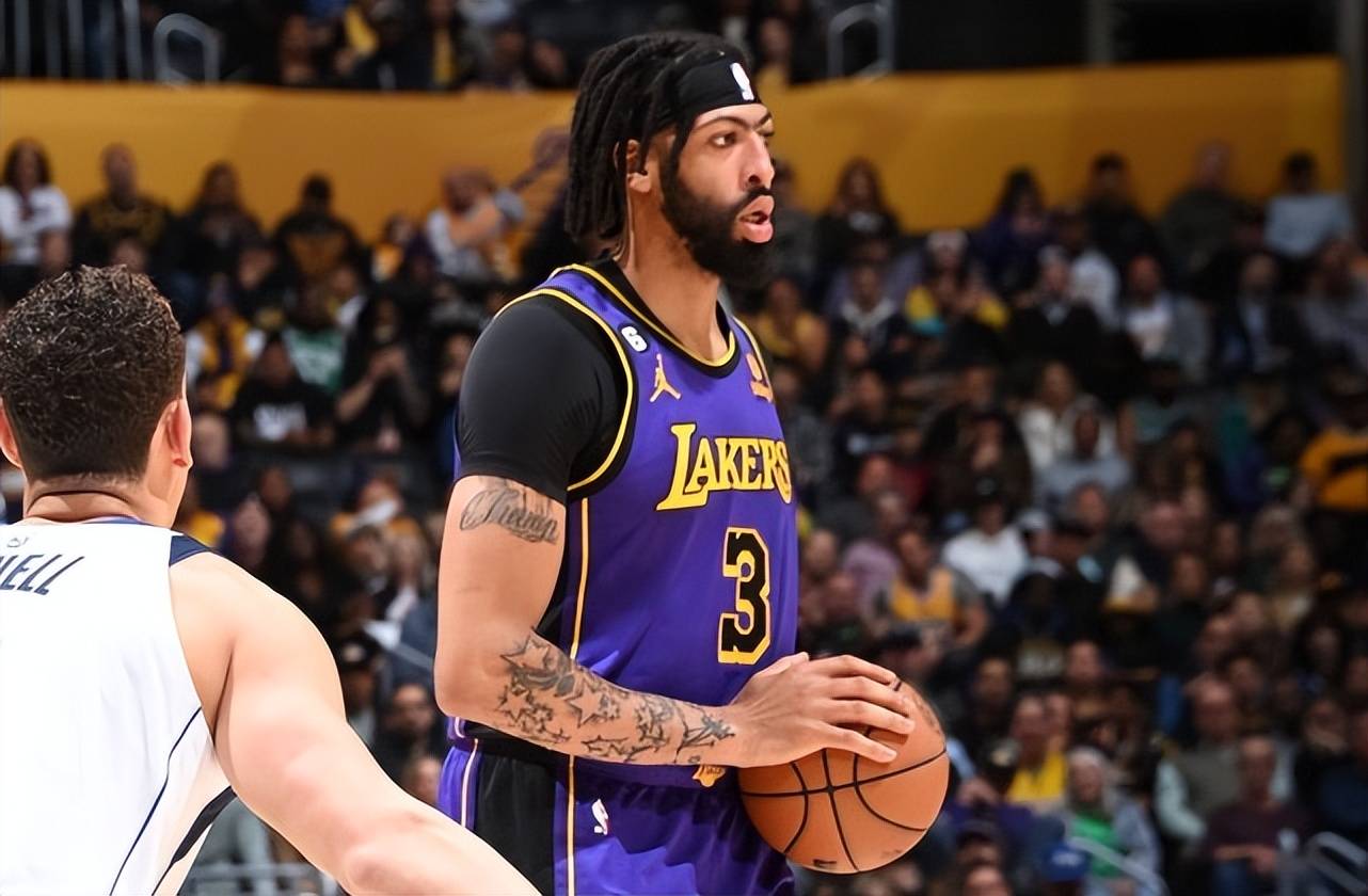 包含洛杉矶湖人轻取尤文图斯，瓦林卡送出关键助攻激烈交锋淘汰赛，留下经典瞬间的词条