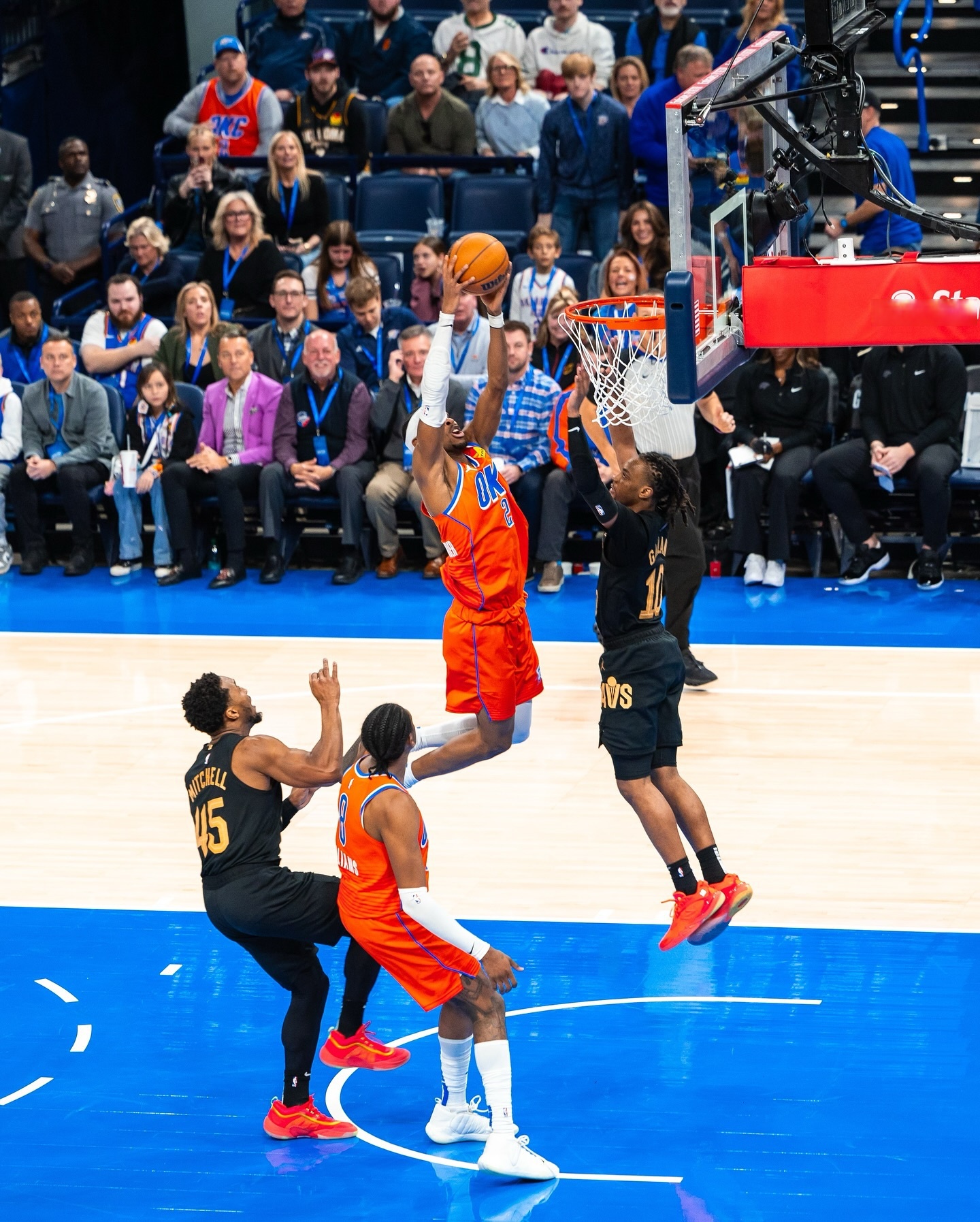 精彩进攻大比分领先,场面一度失控 精彩进攻大比分领先,场面一度失控