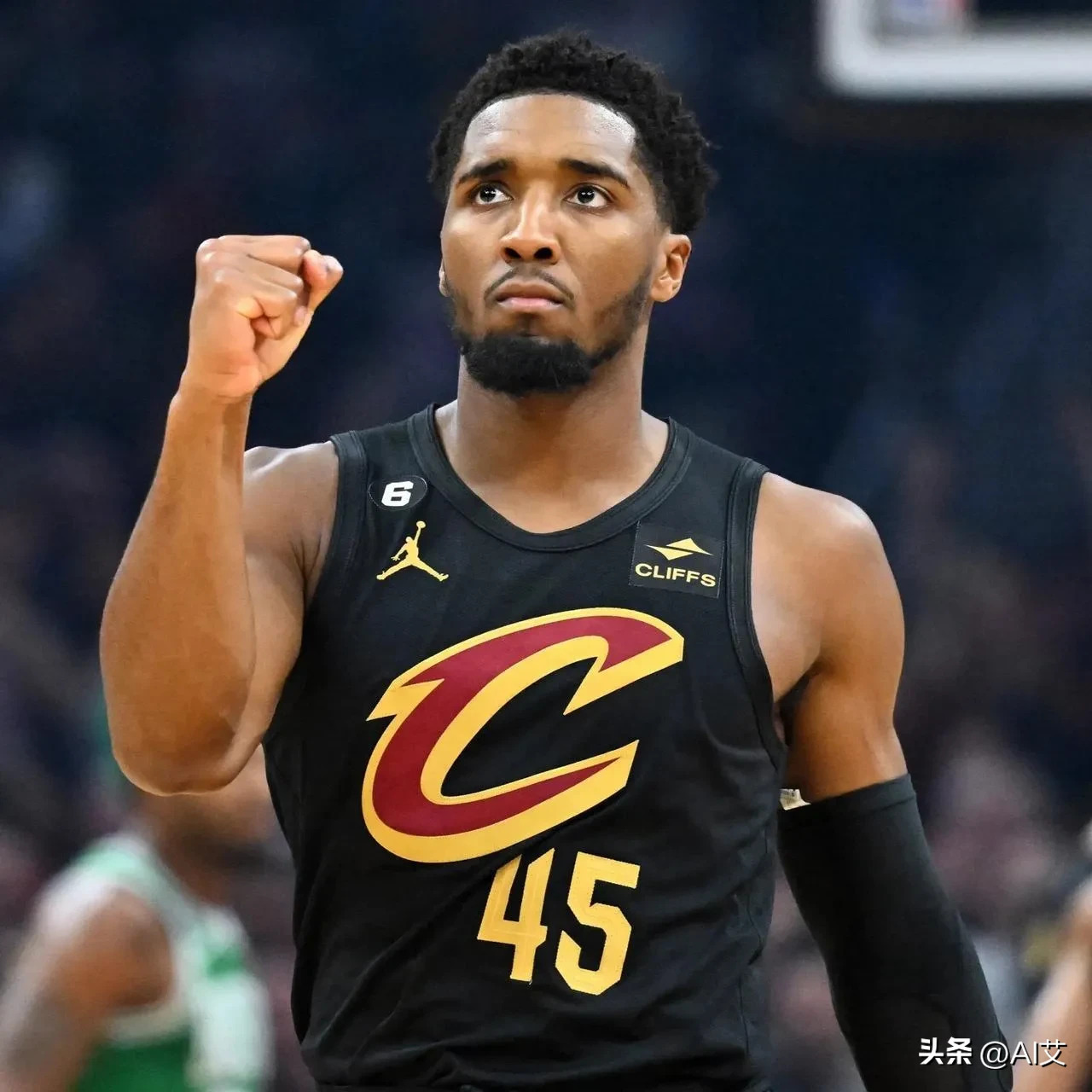 青岛队碾压国王，米切尔点燃赛场