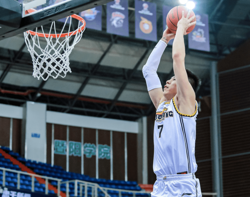 勇士轻取湖人,赵继伟统治全场 勇士轻取湖人,赵继伟统治全场