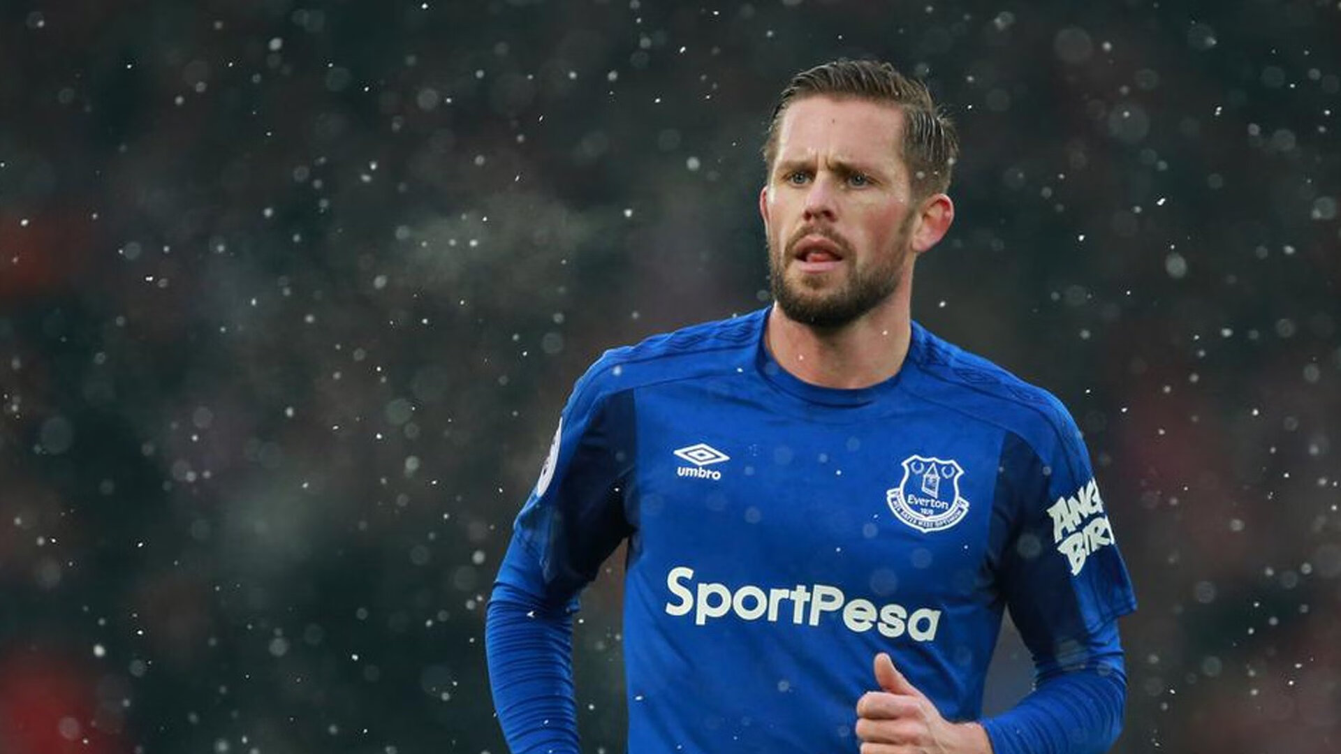 引擎轰鸣处，蓝桥驶过寂静的刀锋